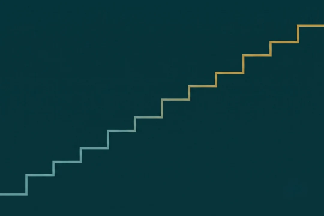 Abstrakte, aufsteigende Treppe aus Linien von unten links nach oben rechts, die oberen Stufen in Gold.