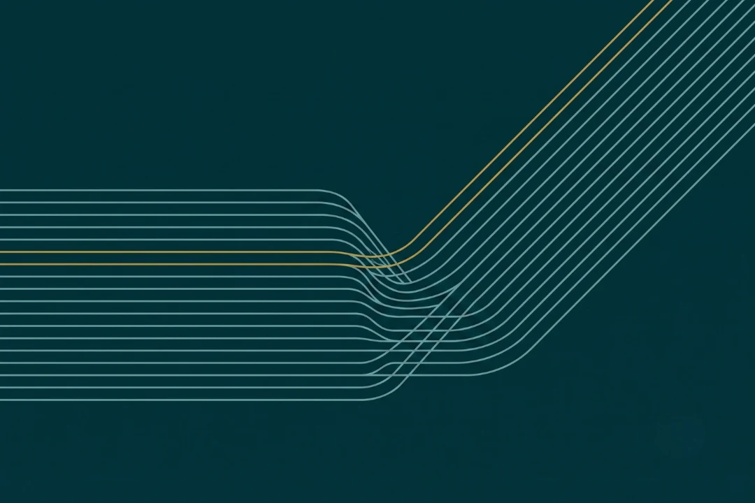 Abstrakte Liniengrafik: mehrere Linien knicken gemeinsam in eine neue Richtung, eine davon in Gold.